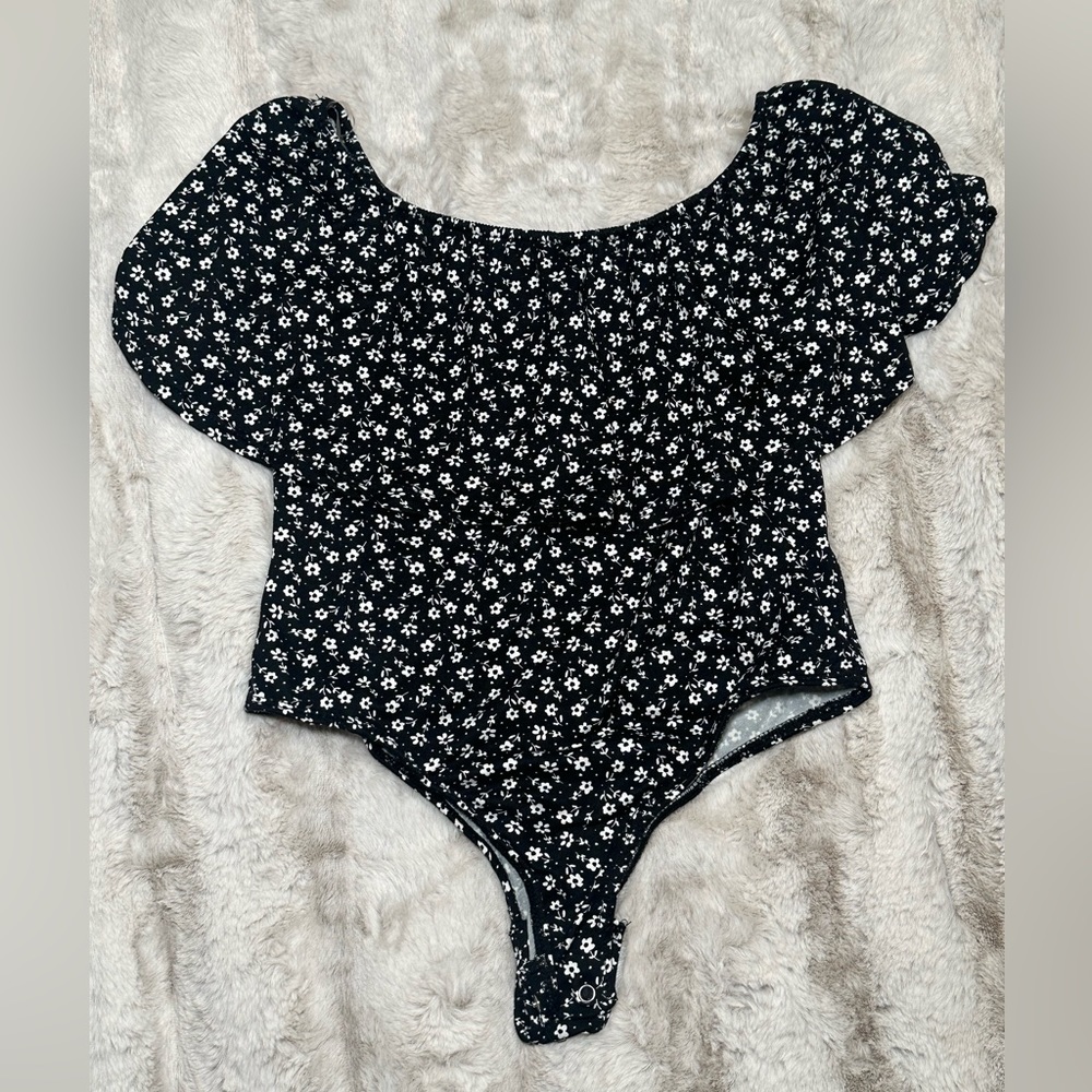Vibe Bodysuit / black and floral / off shoulder